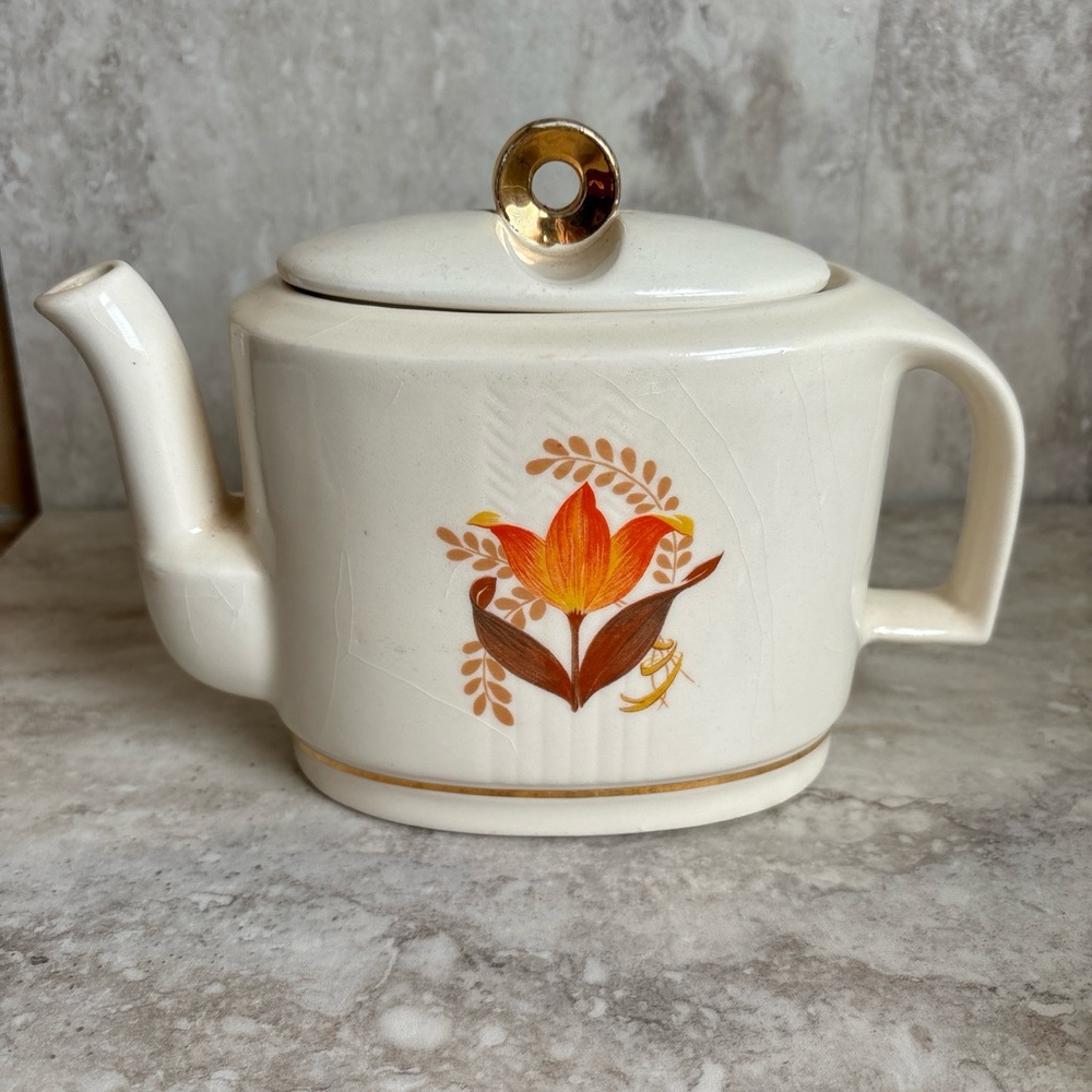Vintage Mid Century Modern Bakerite Tulip Teapot with 22K Gold Trim Art Deco